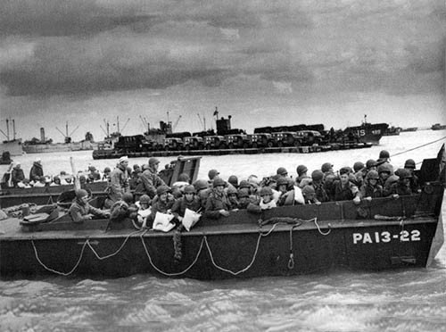  Soldiers inside the LCVP heading to a breachhead.