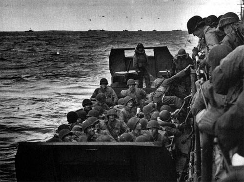  Soldiers loading into the LCVP for a beachhead.